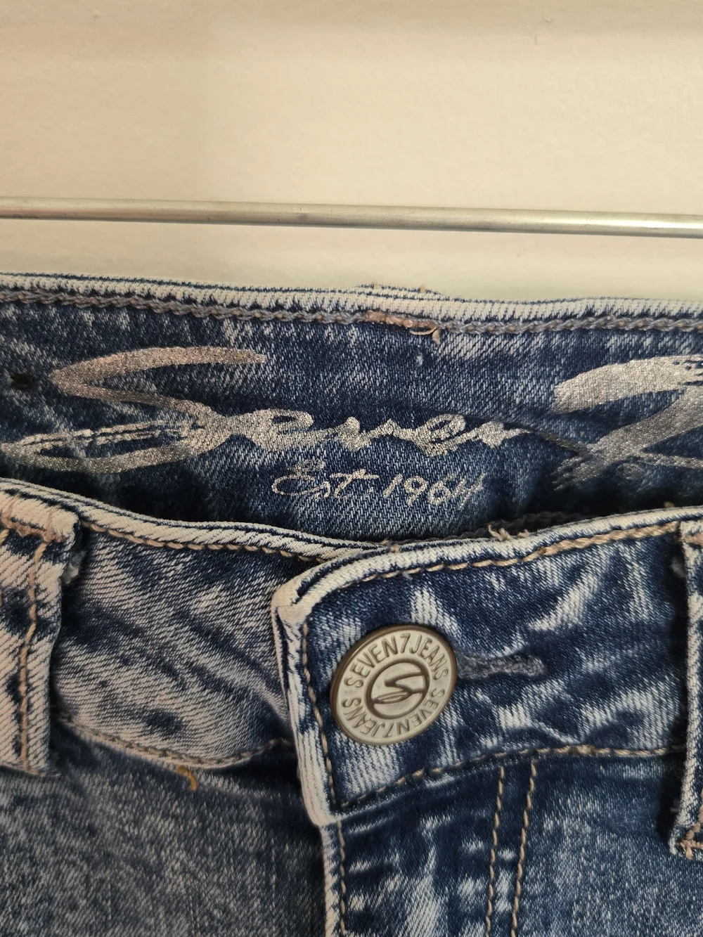 Light Wash Slim Denim Jeans With Cuffed Raw Edge Hem. Womens Size 6. - Picture 3 of 14